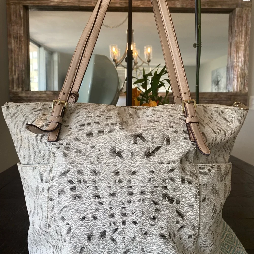 Michael Kors Signature Tote & Wallet Set(White) w/Gold Hardware - Picture 3 of 11